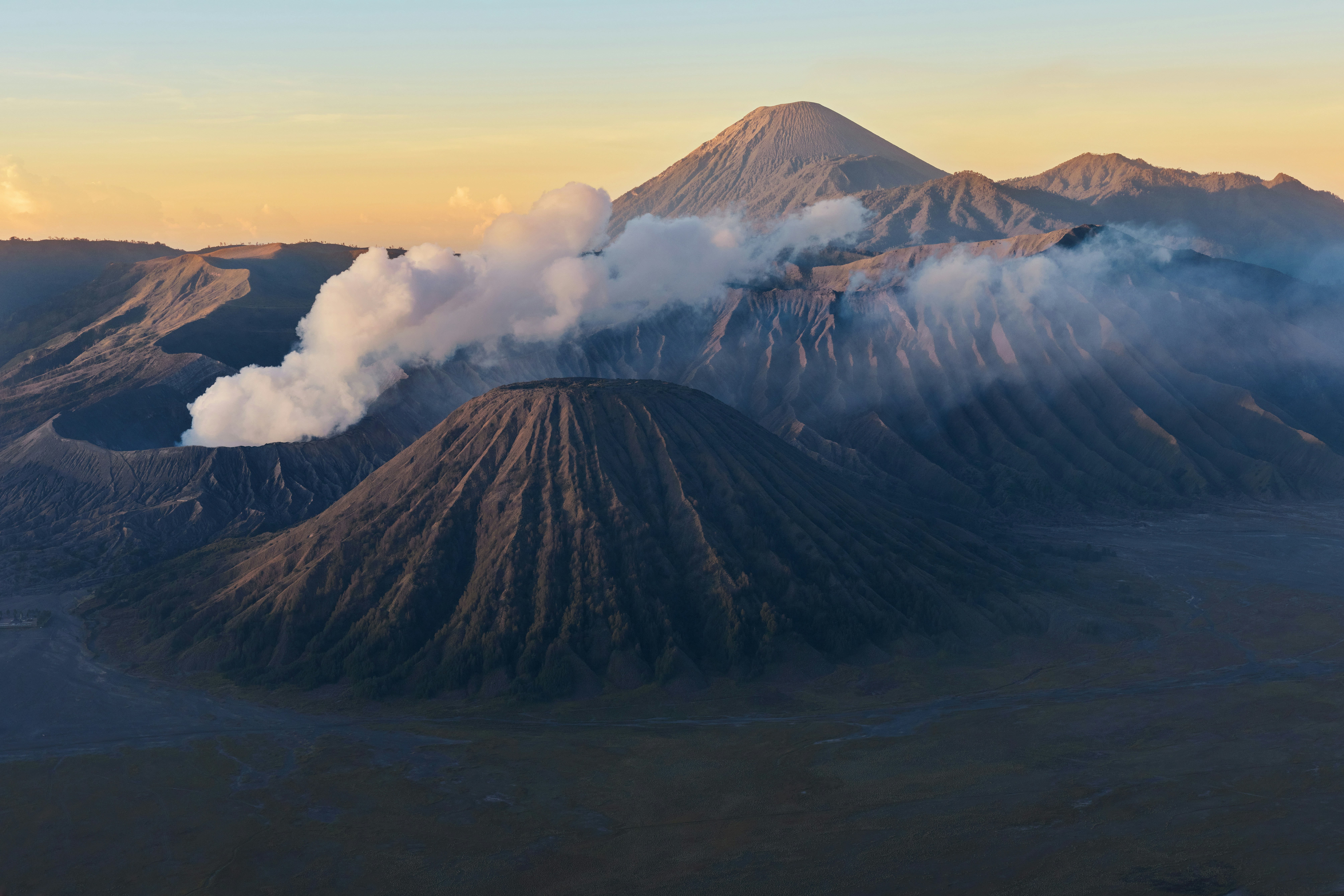 Vulkan mit aufsteigenden Rauchschwaden